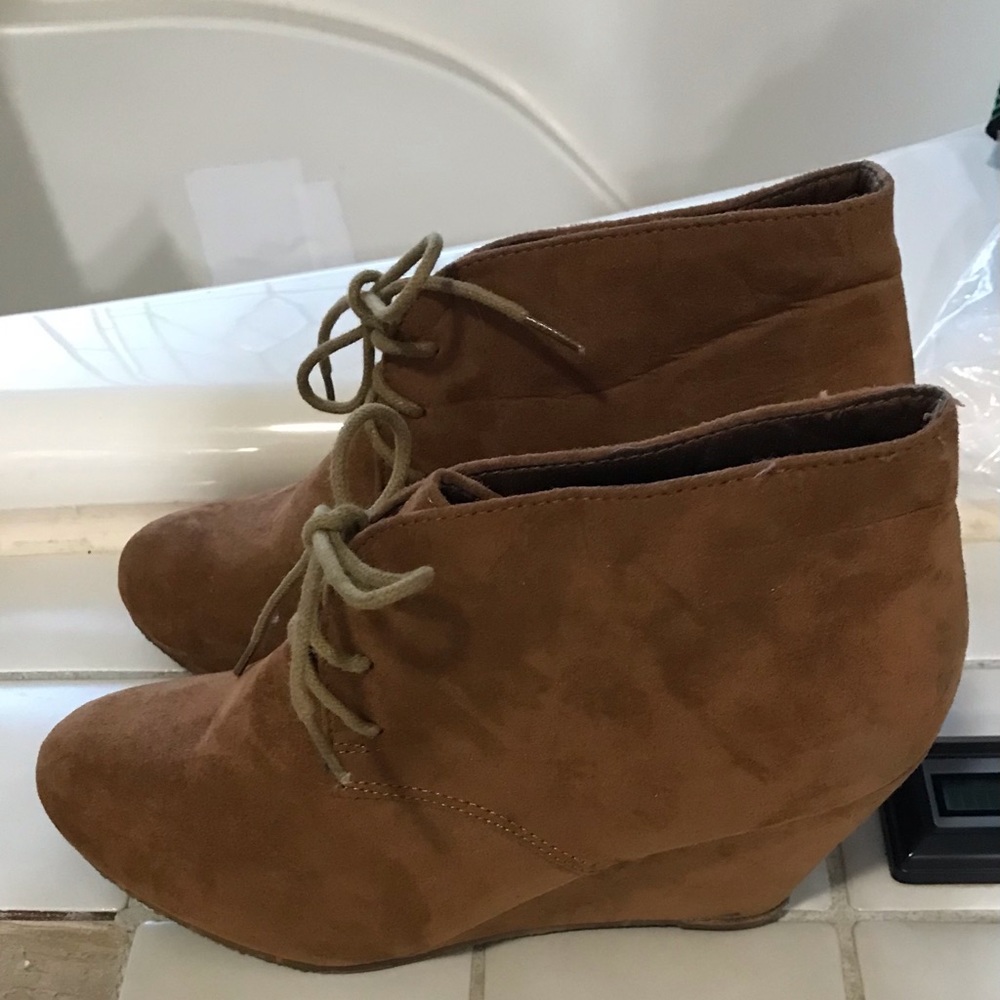 Tan brown faux leather wedge lace up booties sz 9